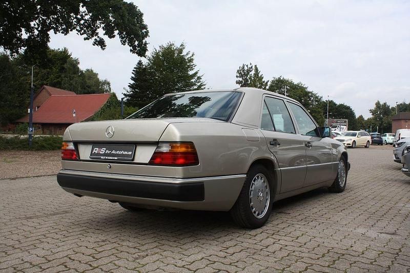 Gebraucht Mercedes 200 133 PS (97 kW) 1990 Grau Limousine