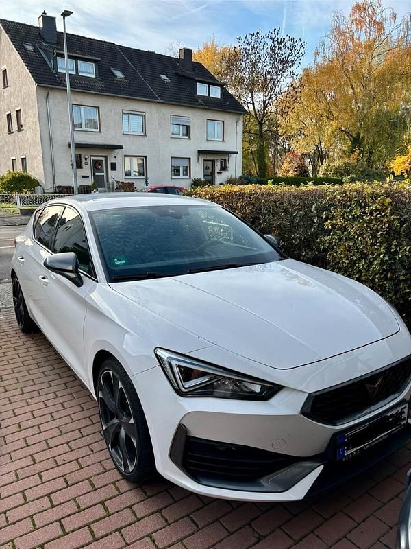Weiß Gebraucht 2021 Cupra Leon VZ Limousine | 22.500 € (Fairer Preis) - Bild 1/4