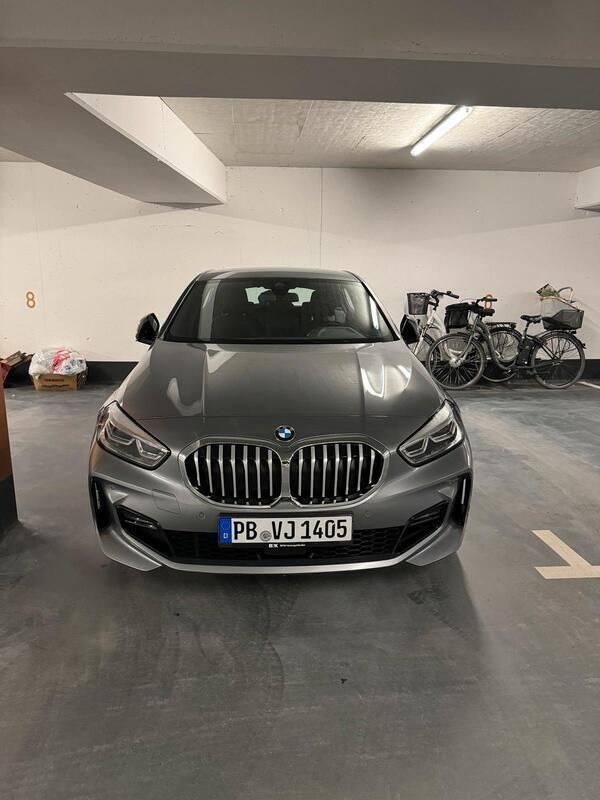 Grau Gebraucht 2022 BMW 120 M Sport Kleinwagen | 27.500 € - Bild 1/4