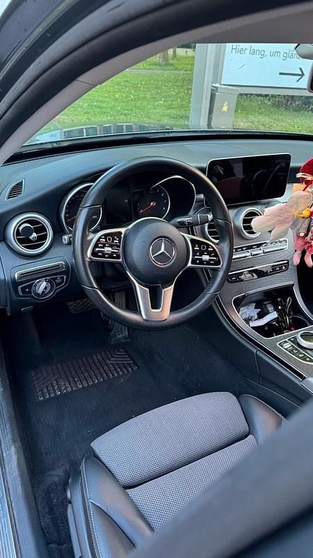 Grau Gebraucht 2018 Mercedes C200 Limousine | 25.000 € - Bild 1/4