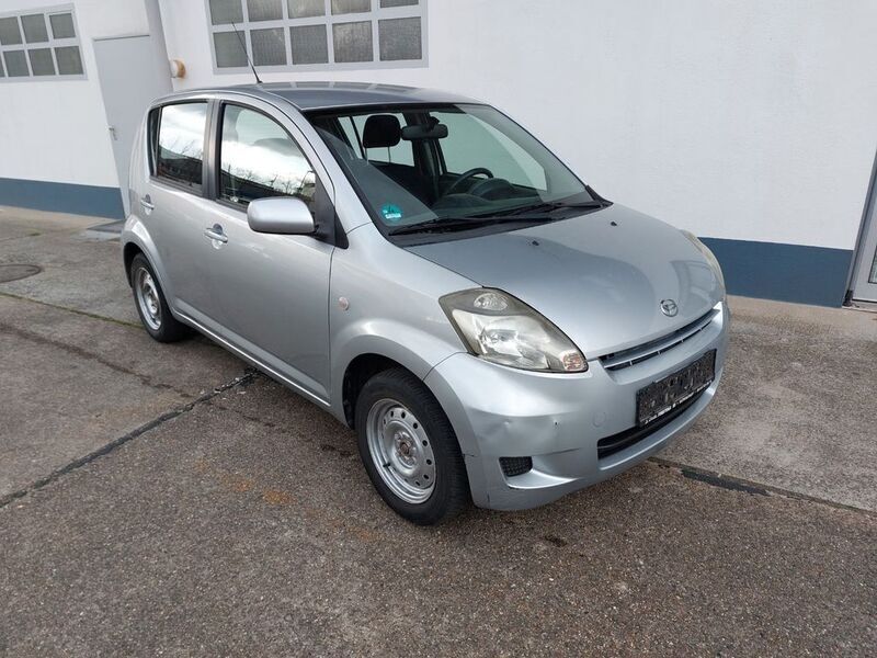 Silber Gebraucht 2010 Daihatsu Sirion Kleinwagen | 1.850 € (Fairer Preis) - Bild 1/4