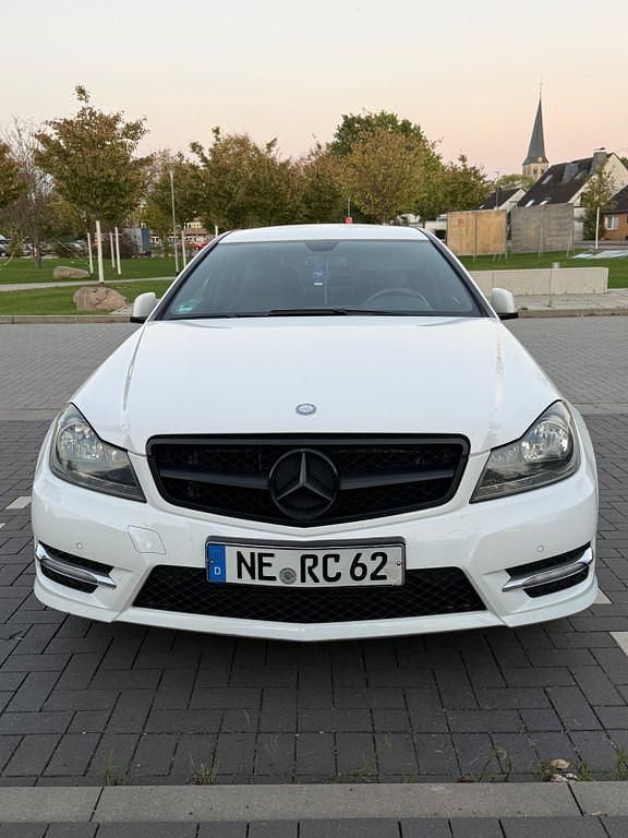 Weiß Gebraucht 2012 Mercedes C180 Coupé | 7.990 € (Guter Preis) - Bild 1/4