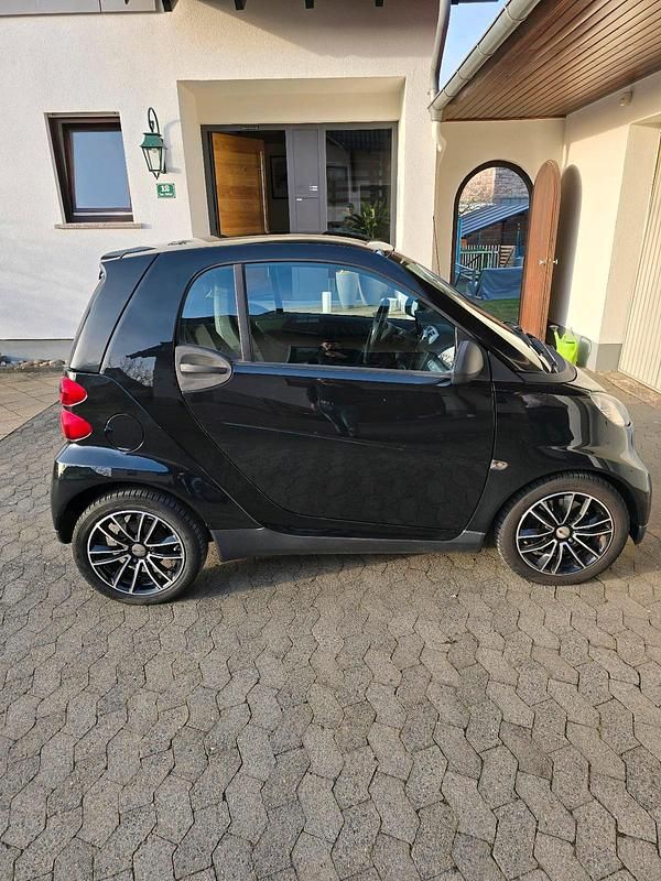Gebraucht Smart ForTwo Coupé 61 PS (44 kW) 2011 Schwarz Coupé