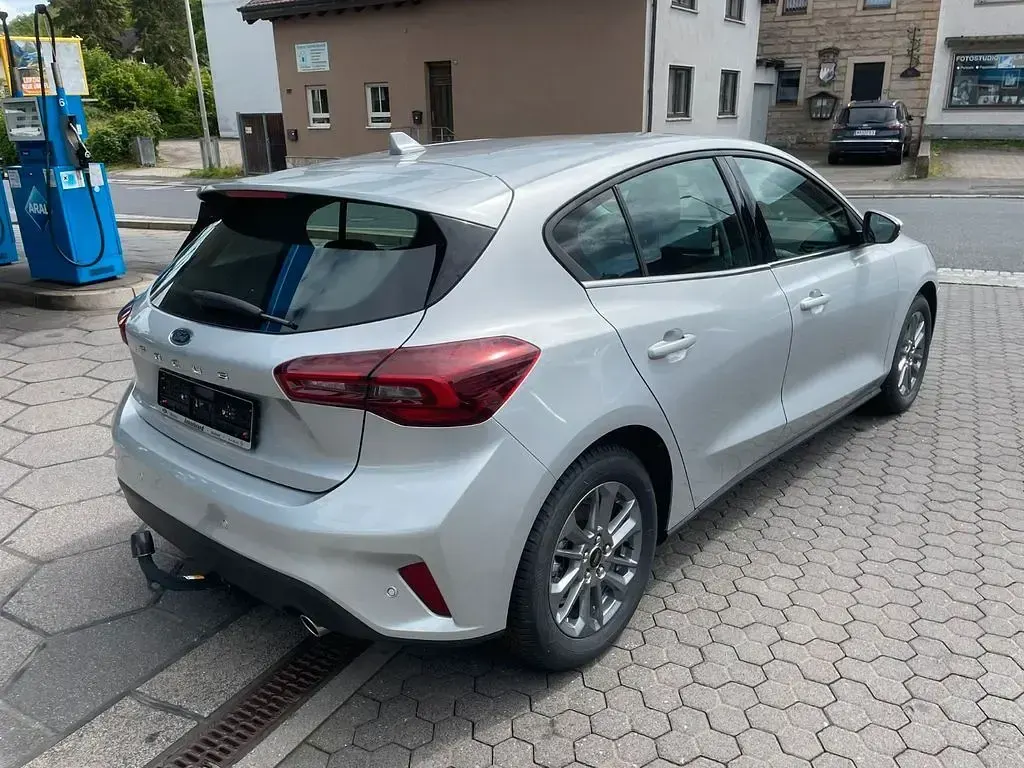 Gebraucht Ford Focus Titanium 125 PS (91 kW) 2024 Silber Limousine