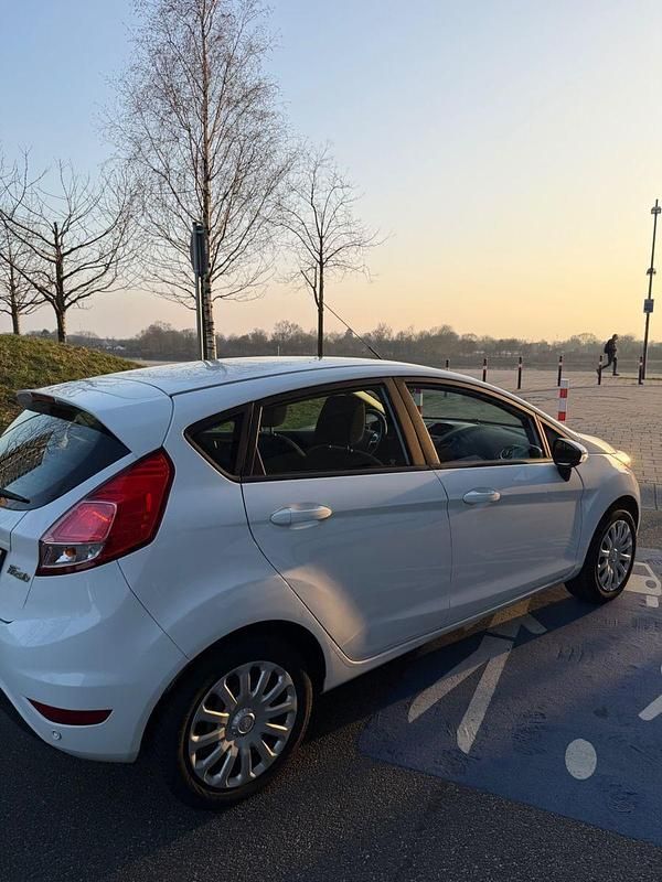 Gebraucht Ford Fiesta Trend 82 PS (60 kW) 2013 Weiß Kleinwagen