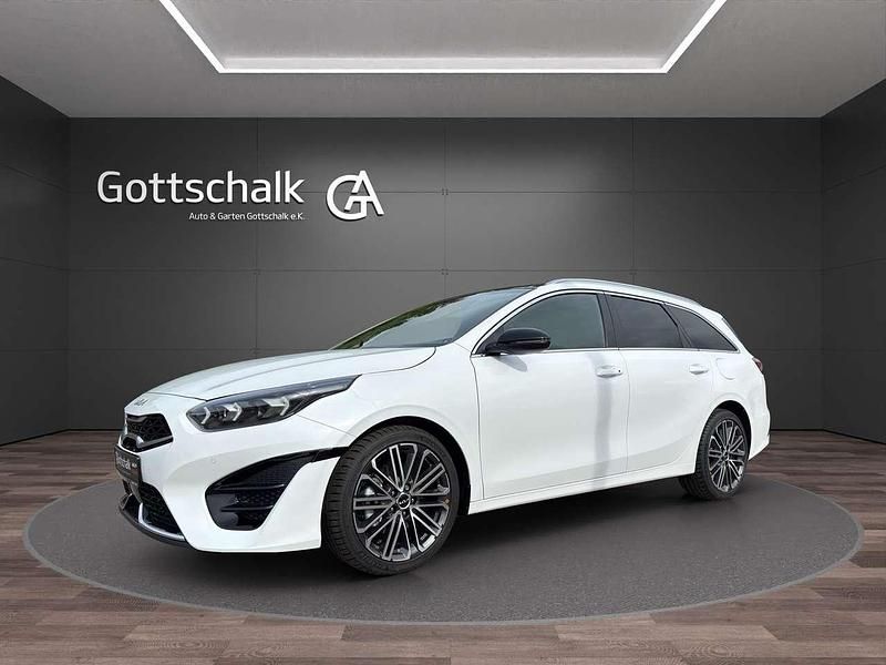Deluxeweiß metallic Neu 2025 Kia Ceed Sportswagon GT-Line Kombi | 35.333 € - Bild 1/4
