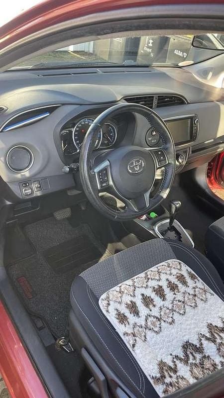 Gebraucht Toyota Yaris Hybrid 75 PS (55 kW) 2015 Rot Limousine