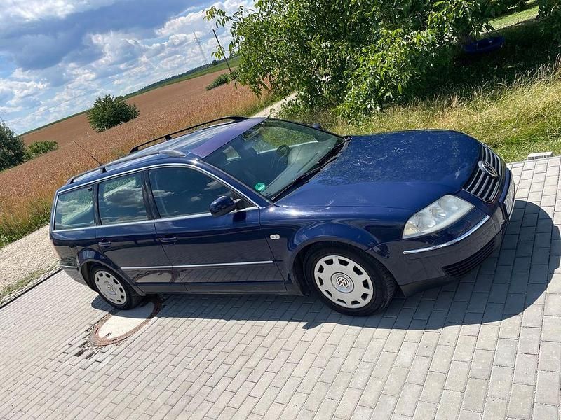 Blau Gebraucht 2001 VW Passat Highline Kombi | 700 € - Bild 1/4
