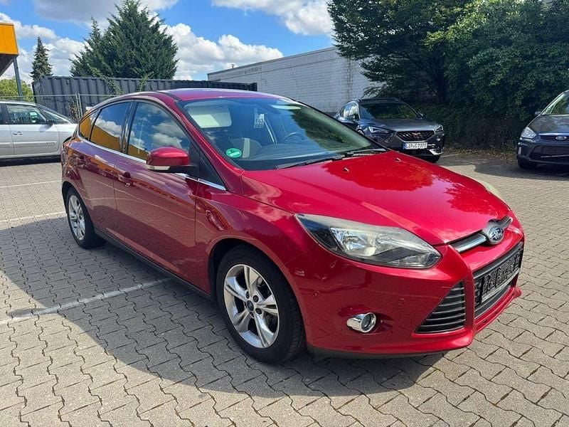 Rot Gebraucht 2012 Ford Focus Champions Edition Limousine | 3.499 € (Superpreis) - Bild 1/4