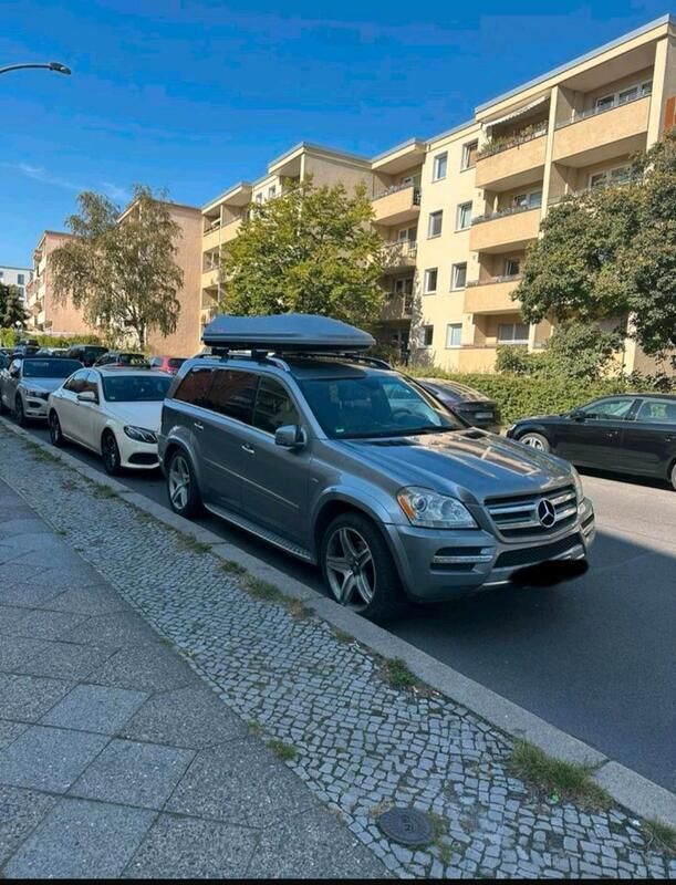Grau Gebraucht 2011 Mercedes GL350 AMG line SUV | 16.900 € - Bild 1/4