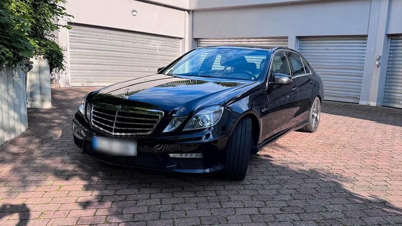 Schwarz Gebraucht 2011 Mercedes E63 AMG AMG Limousine | 42.500 € - Bild 1/4