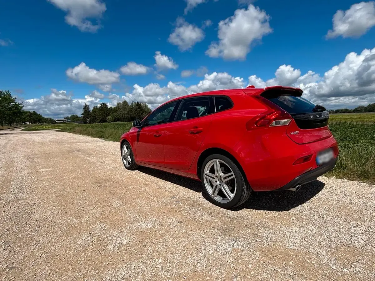 Gebraucht Volvo V40 190 PS (139 kW) 2015 Rot Limousine