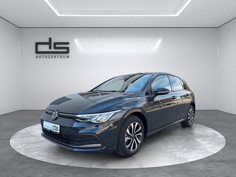 Grau Gebraucht 2023 VW Golf VIII Active Limousine | 21.490 € (Superpreis) - Bild 1/4