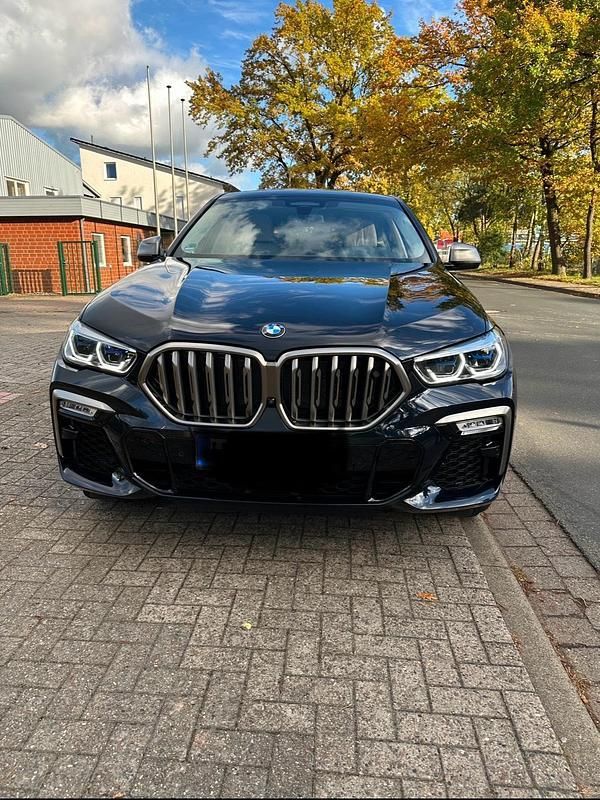 Blau Gebraucht 2020 BMW X6 M50 M Sport SUV | 91.500 € - Bild 1/4