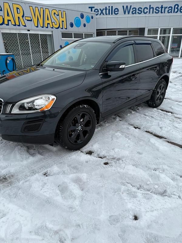 Grau Gebraucht 2012 Volvo XC60 SUV | 12.200 € (Etwas zu teuer) - Bild 1/4