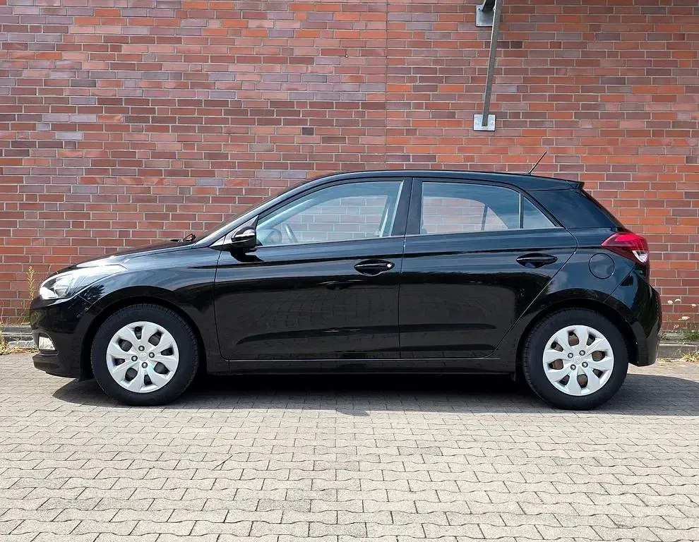 Gebraucht Hyundai i20 Select 101 PS (74 kW) 2017 Schwarz Limousine