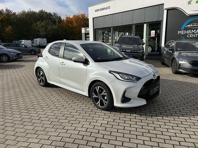 Neu Toyota Yaris Team 116 PS (85 kW) 2025 Weiß Limousine
