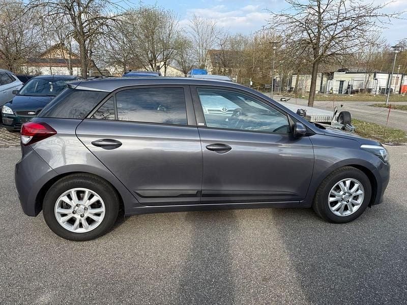 Gebraucht Hyundai i20 Passion 101 PS (74 kW) 2016 Grau Limousine
