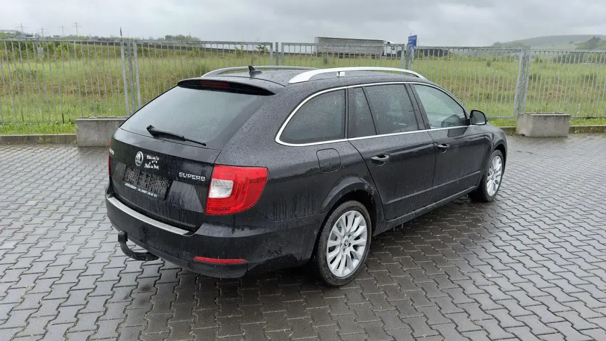 Gebraucht Skoda Superb Exclusive 160 PS (117 kW) 2014 Schwarz Kombi