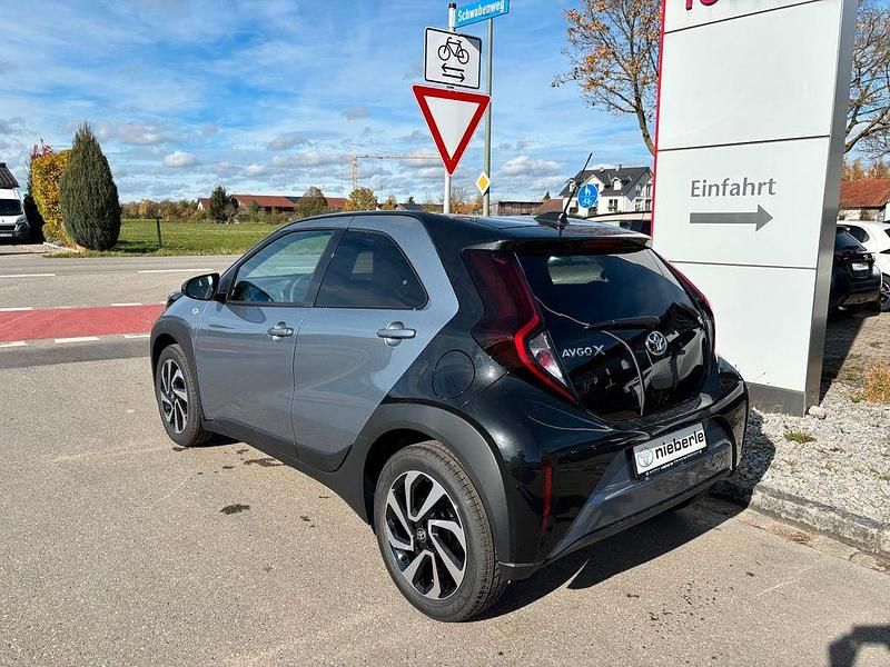 Neu Toyota Aygo X 72 PS (52 kW) 2025 Grau SUV