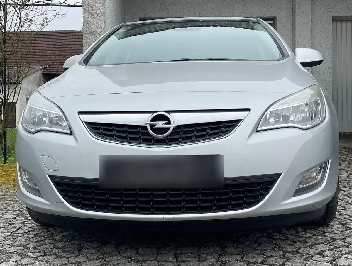 Gebraucht Opel Astra 140 PS (102 kW) 2012 Limousine