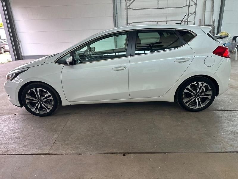 Second-hand Kia Ceed 128 CP (94 kW) 2015 Alb Hatchback