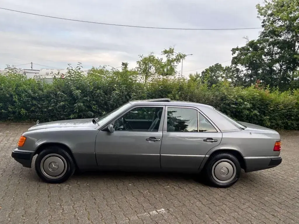 Gebraucht Mercedes 200 118 PS (86 kW) 1989 Grau Limousine
