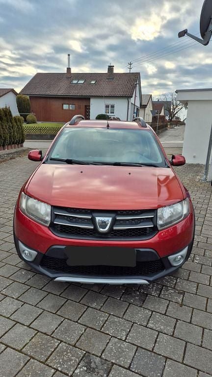 Rot Gebraucht 2014 Dacia Sandero Prestige Limousine | 4.900 € (Superpreis) - Bild 1/4