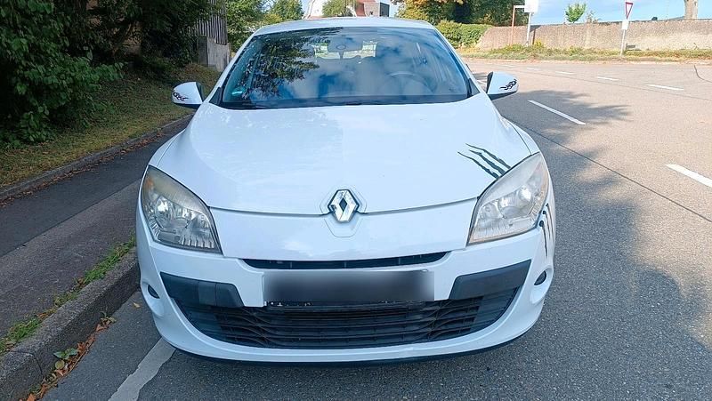 Weiß Gebraucht 2009 Renault Mégane III Limousine | 3.500 € (Fairer Preis) - Bild 1/4