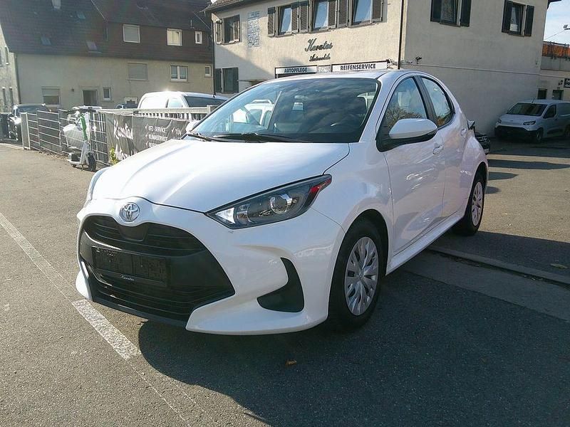 Weiß Gebraucht 2023 Toyota Yaris Comfort Limousine | 12.890 € (Guter Preis) - Bild 1/4