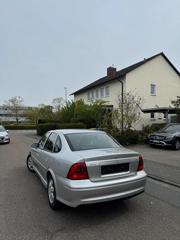 Gebraucht Opel Vectra 100 PS (73 kW) 2001 Silber Kleinwagen