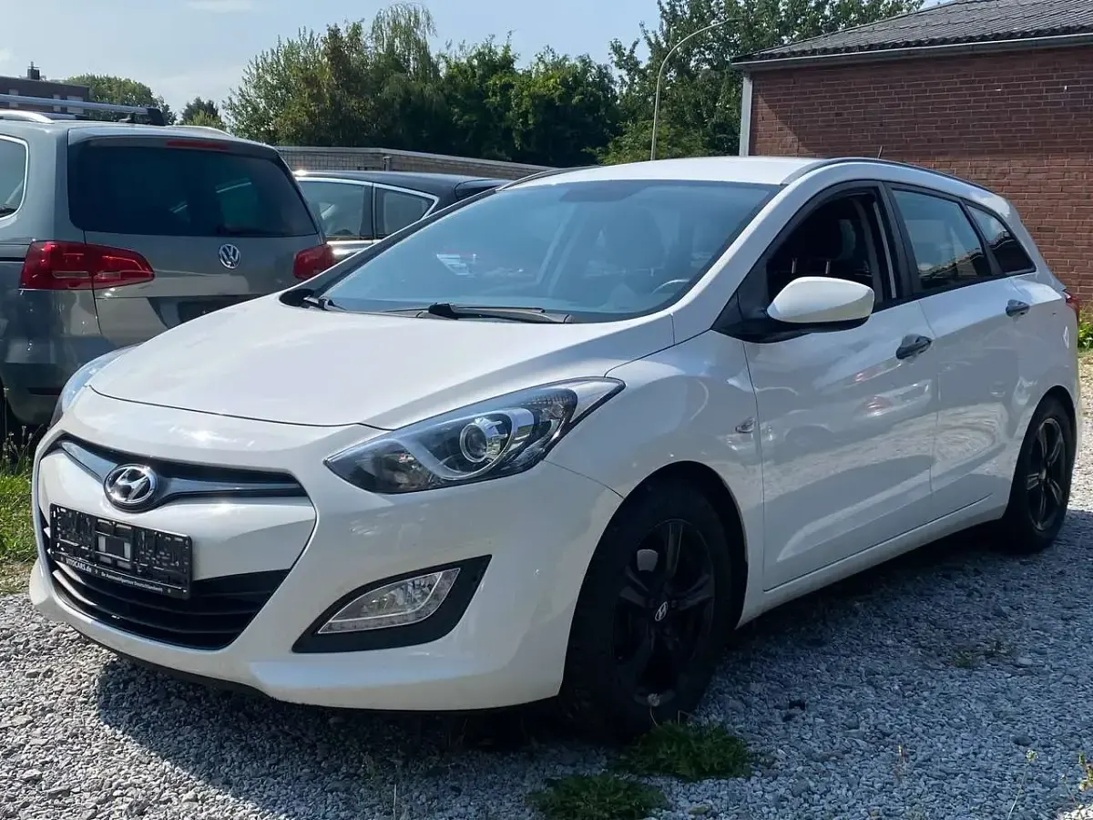 Gebraucht Hyundai i30 Classic 99 PS (72 kW) 2013 Creamy white Kombi