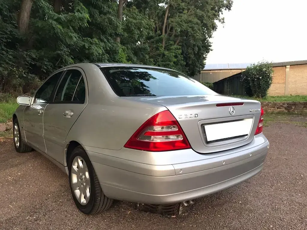 Second-hand Mercedes C200 163 CP (119 kW) 2002 Argintiu Berlinǎ