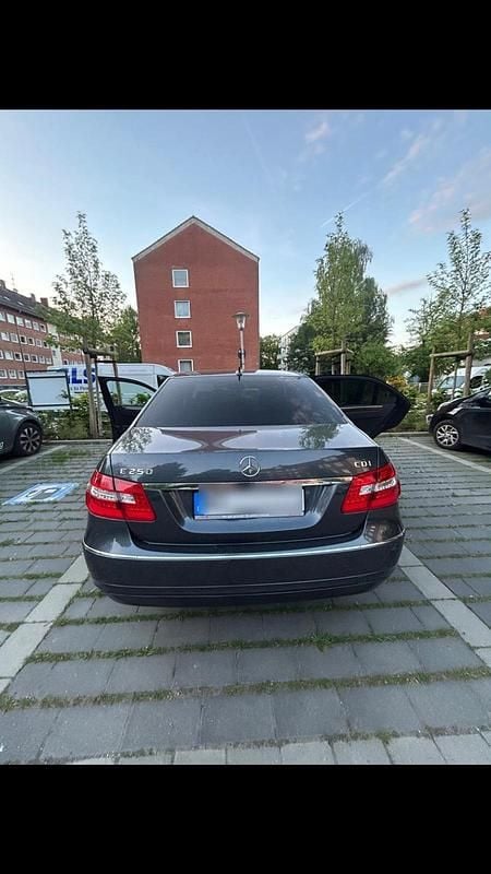 Grau Gebraucht 2009 Mercedes E250 Elegance Limousine | 8.650 € (Guter Preis) - Bild 1/4