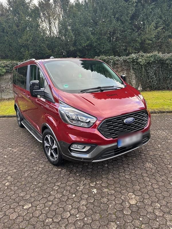 Gebraucht Ford Tourneo 185 PS (136 kW) 2021 Rot Van / Kleinbus