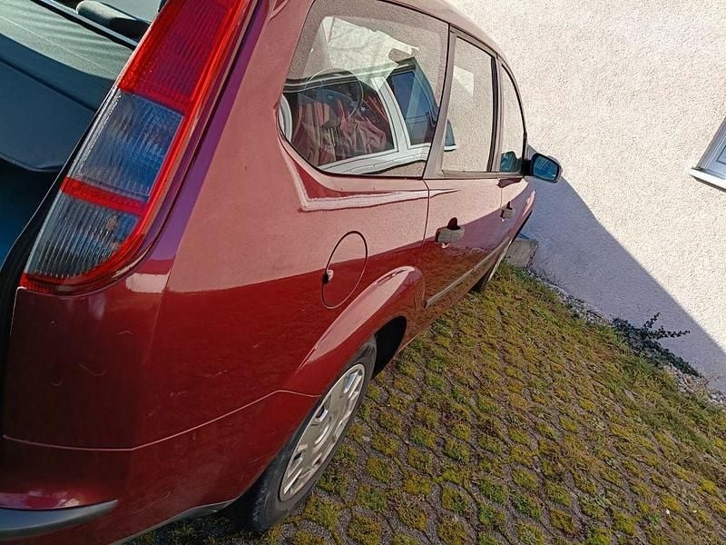 Rot Gebraucht 2005 Ford Focus Trend Kombi | 1.500 € (Guter Preis) - Bild 1/4