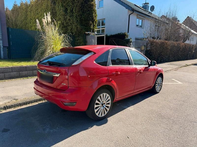 Gebraucht Ford Focus Titanium 136 PS (100 kW) 2009 Rot Limousine