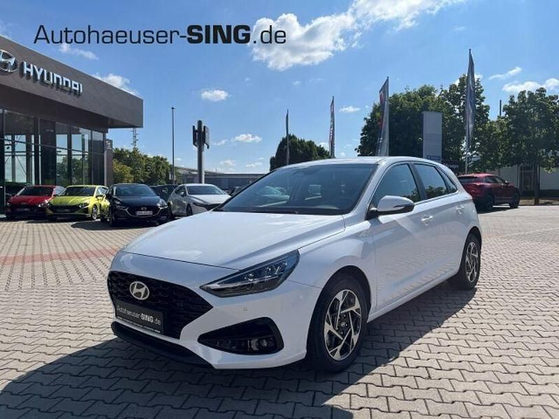 Serenity white pearl Neu 2025 Hyundai i30 Limousine | 24.790 € (Superpreis) - Bild 1/4