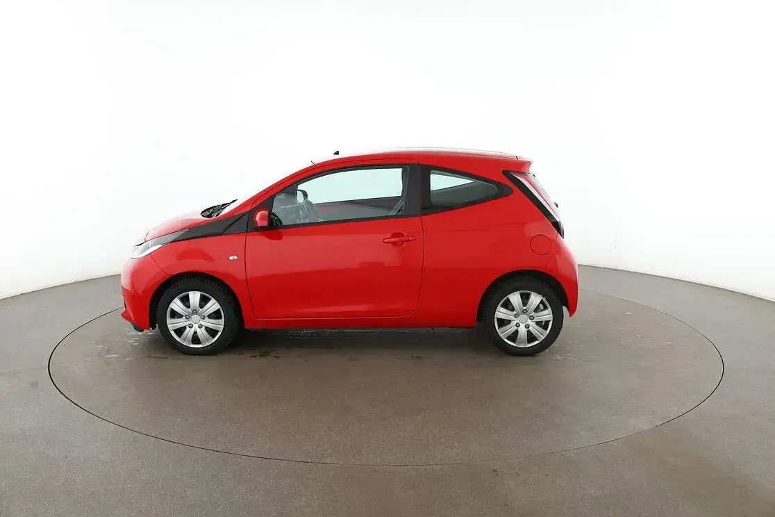 Gebraucht Toyota Aygo X-play 69 PS (50 kW) 2017 Rot Kleinwagen