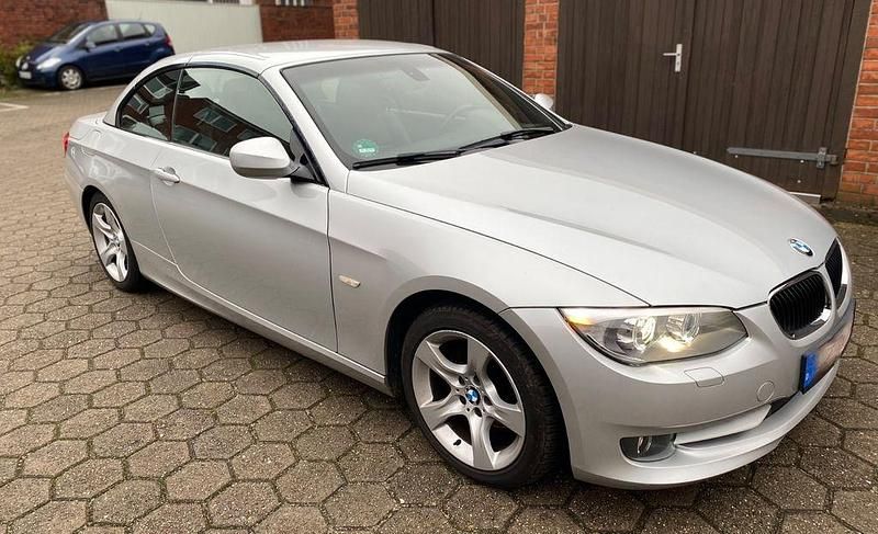 Silber Gebraucht 2011 BMW 318 Cabriolet Sport Line Cabrio | 6.980 € (Fairer Preis) - Bild 1/4