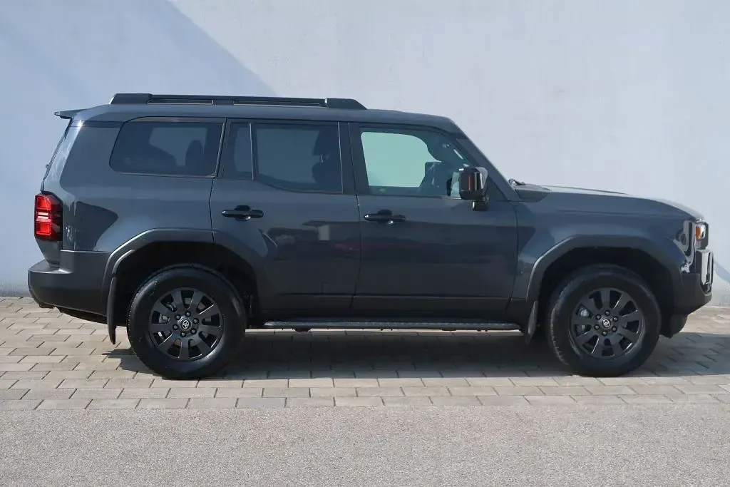 Gebraucht Toyota Land Cruiser Executive 204 PS (150 kW) 2024 Grau SUV