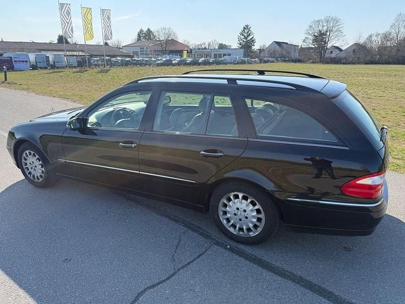 Gebraucht Mercedes E240 Elegance 177 PS (130 kW) 2004 Schwarz Kombi