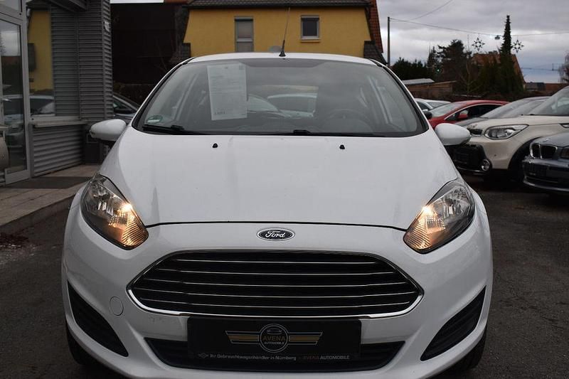Gebraucht Ford Fiesta Trend 60 PS (44 kW) 2014 Weiß Kleinwagen