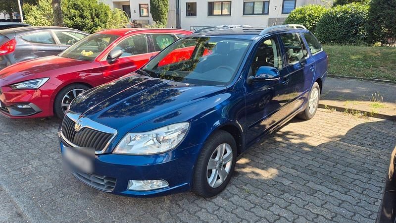 Blau Gebraucht 2010 Skoda Octavia Ambiente Kombi | 2.200 € (Superpreis) - Bild 1/4