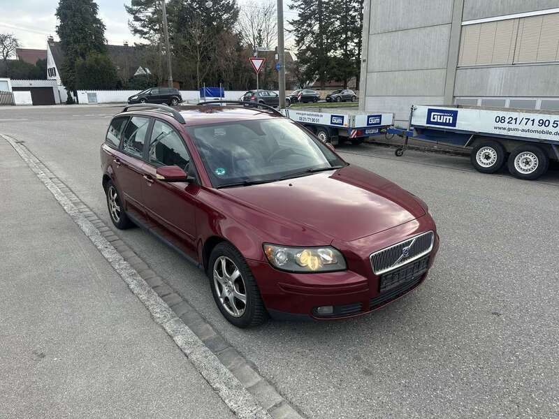 Rot Gebraucht 2005 Volvo V50 Momentum Kombi | 3.400 € (Teuer) - Bild 1/4