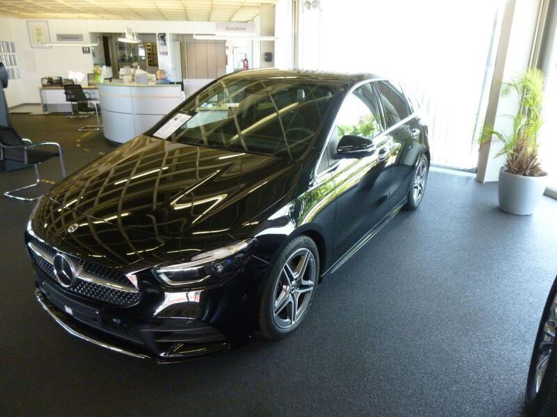 Kosmosschwarz metalliclack Gebraucht 2023 Mercedes B200 AMG line Van / Kleinbus | 37.600 € - Bild 1/4