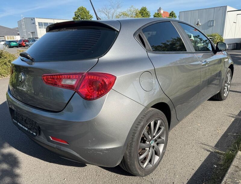 Gebraucht Alfa Romeo Giulietta Veloce 120 PS (88 kW) 2013 Grau Kleinwagen