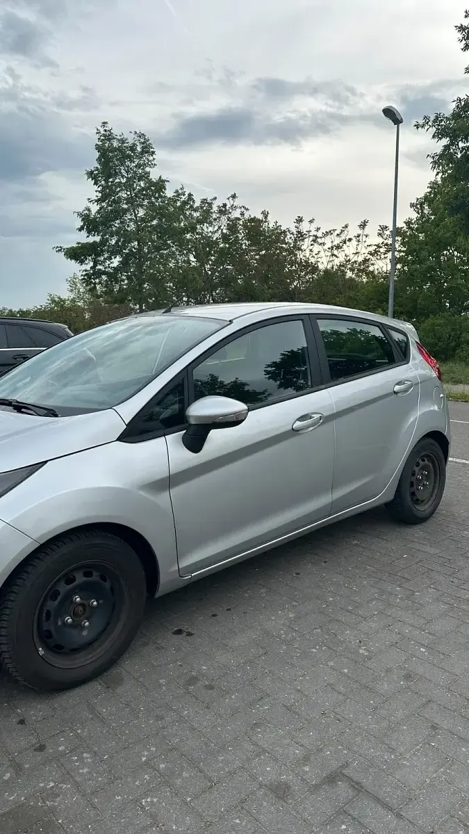 Gebraucht Ford Fiesta 100 PS (73 kW) 2014 Grau Kleinwagen