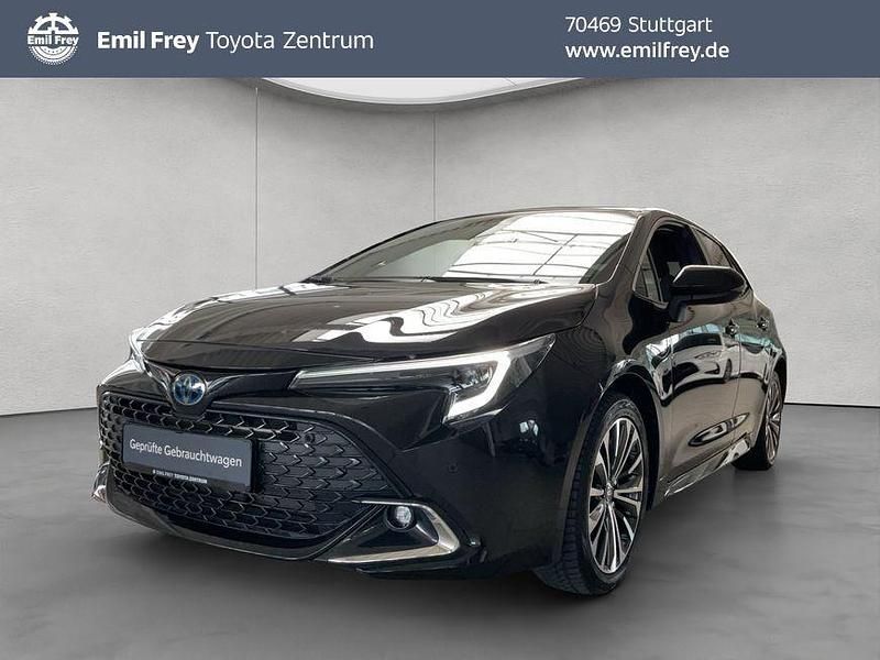 Mysticschwarz mica Gebraucht 2023 Toyota Corolla Team Limousine | 25.750 € (Fairer Preis) - Bild 1/4