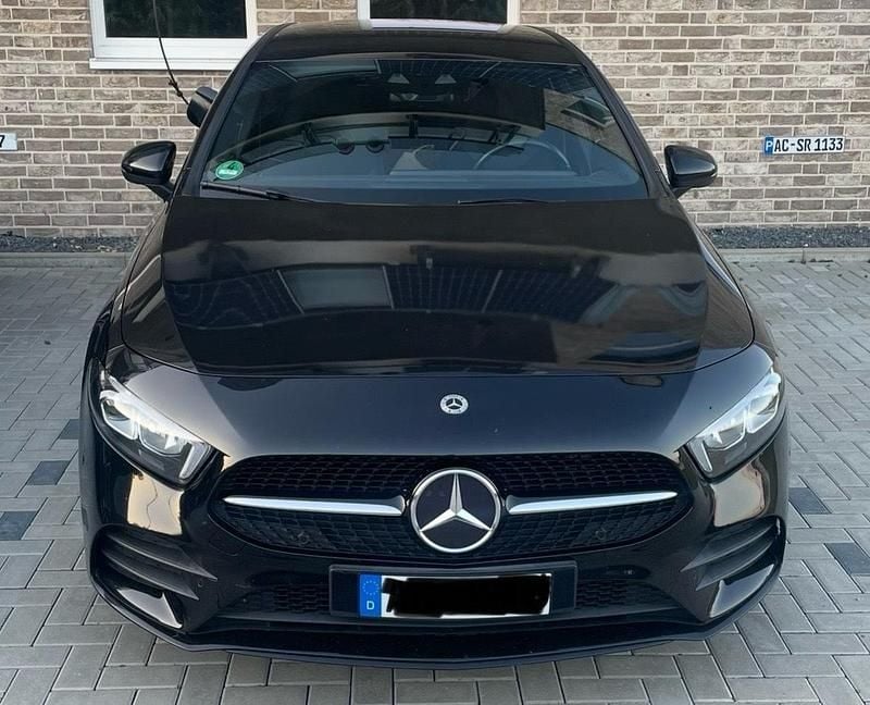 Schwarz Gebraucht 2020 Mercedes A250 AMG line Kleinwagen | 22.900 € - Bild 1/4